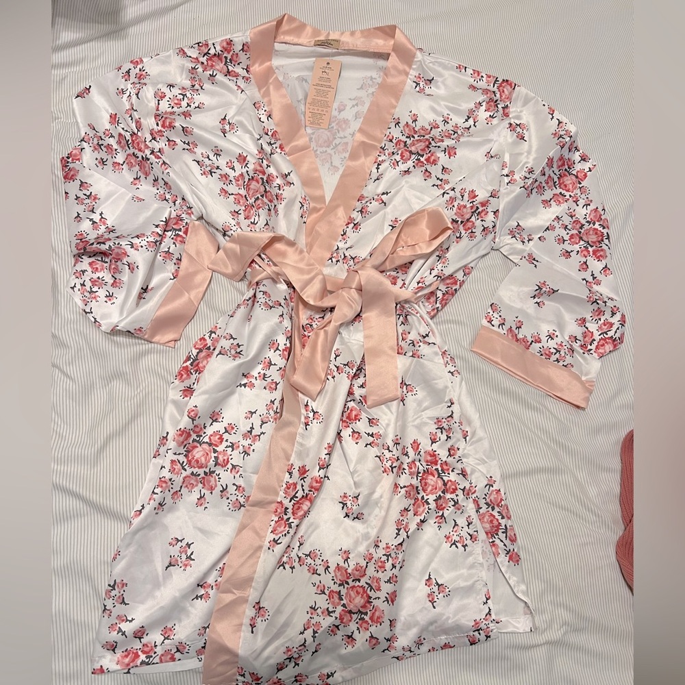 NWT Allie Robe In White Floral